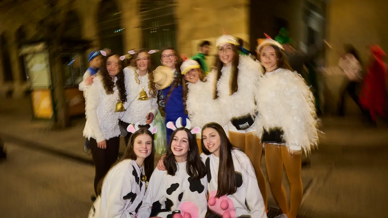 Miles de personas celebran la Nochevieja 2025 en Pamplona disfraz&aacute;ndose y animando las calles. PABLO LASAOSA