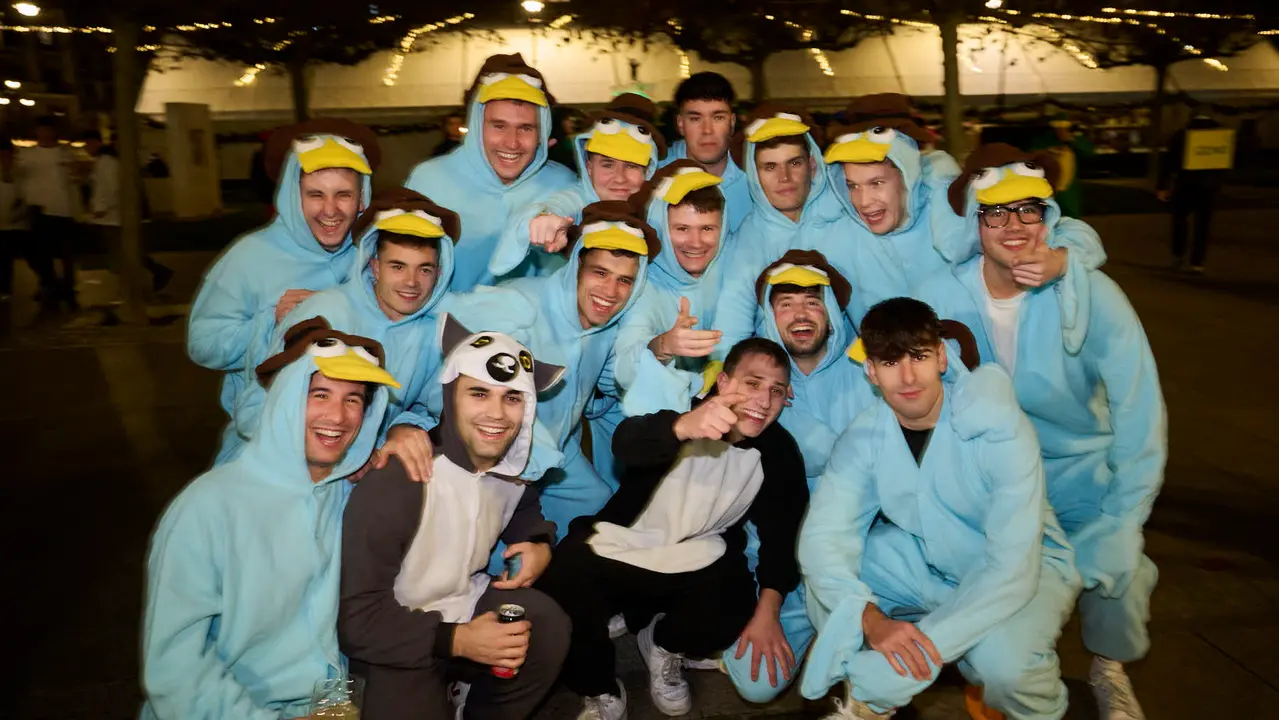 Miles de personas celebran la Nochevieja 2025 en Pamplona disfraz&aacute;ndose y animando las calles. PABLO LASAOSA