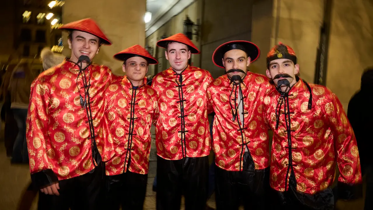 Miles de personas celebran la Nochevieja 2025 en Pamplona disfraz&aacute;ndose y animando las calles. PABLO LASAOSA