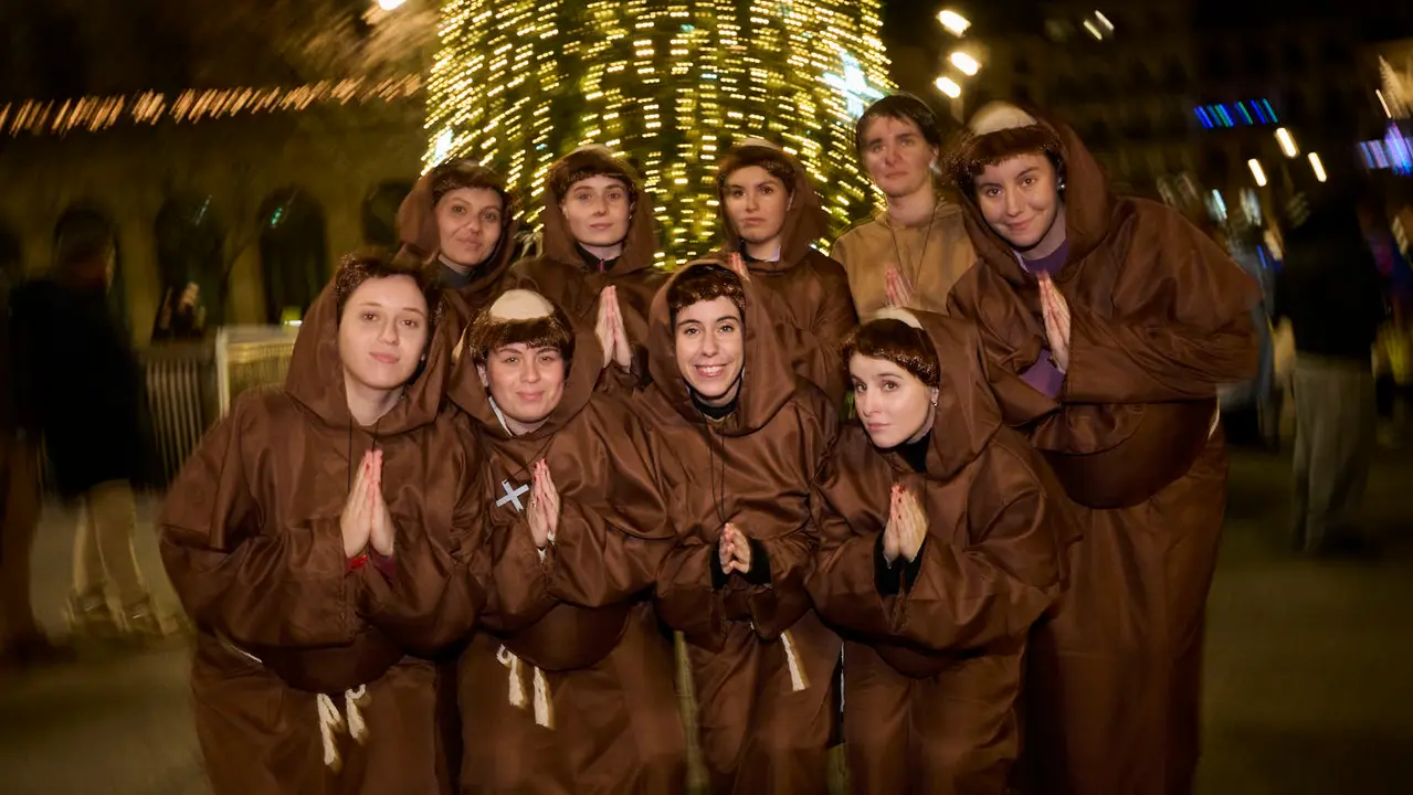 Miles de personas celebran la Nochevieja 2025 en Pamplona disfraz&aacute;ndose y animando las calles. PABLO LASAOSA