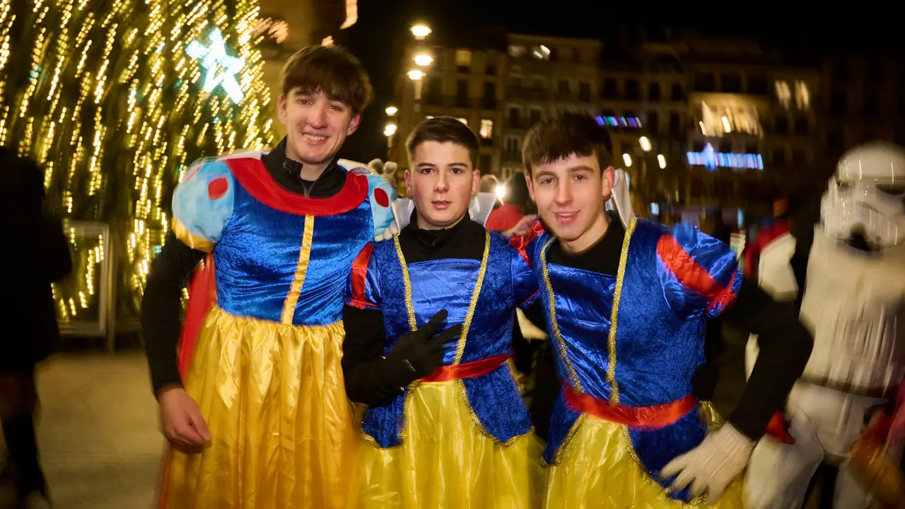 Miles de personas celebran la Nochevieja 2025 en Pamplona disfraz&aacute;ndose y animando las calles. PABLO LASAOSA