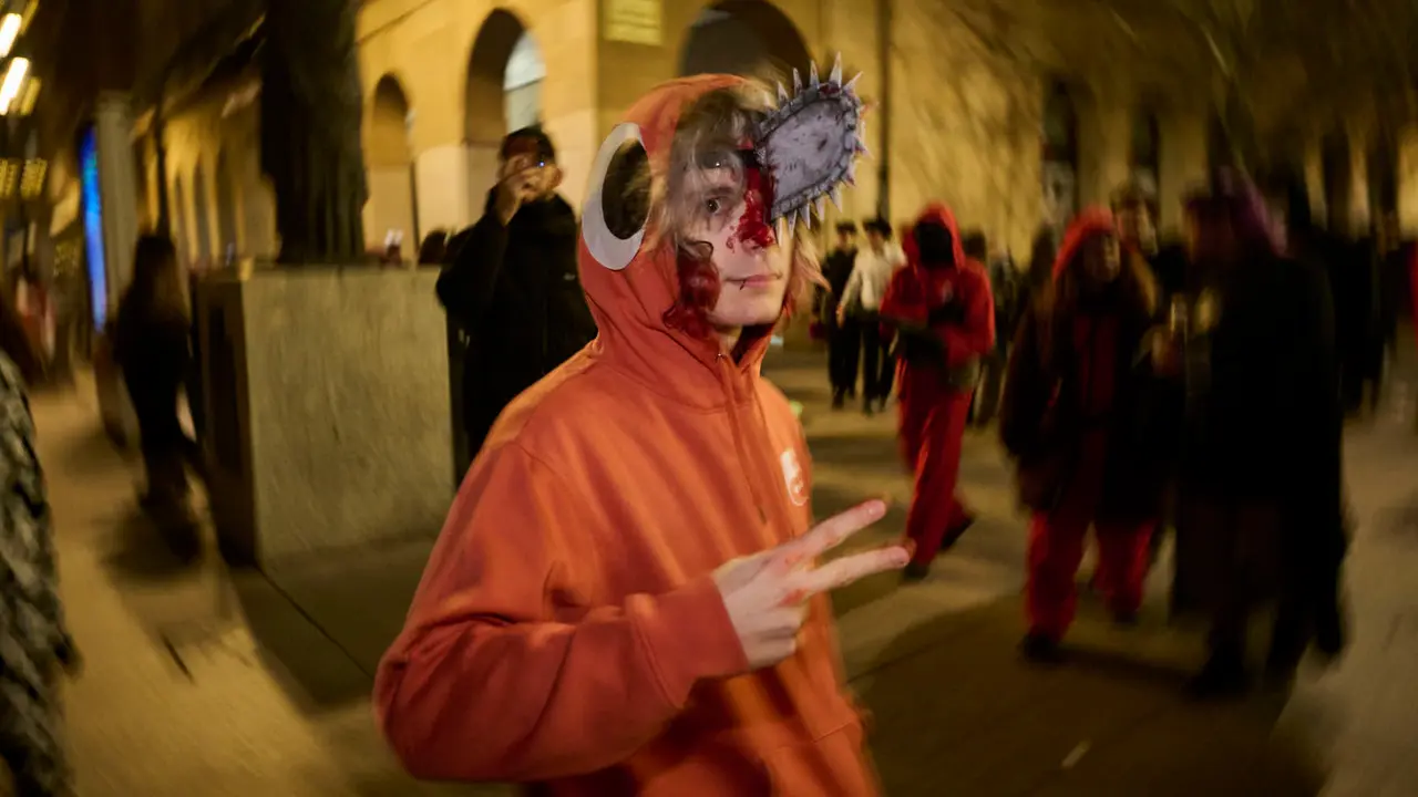 Miles de personas celebran la Nochevieja 2025 en Pamplona disfraz&aacute;ndose y animando las calles. PABLO LASAOSA