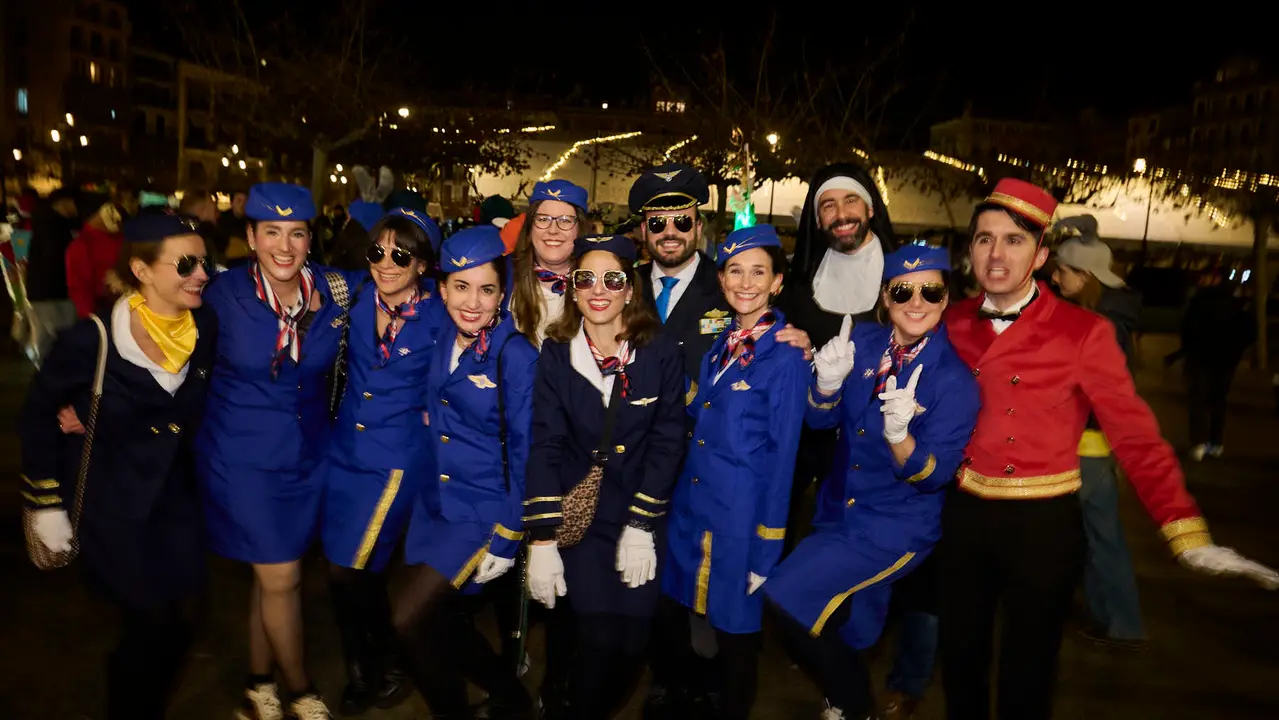 Miles de personas celebran la Nochevieja 2025 en Pamplona disfraz&aacute;ndose y animando las calles. PABLO LASAOSA
