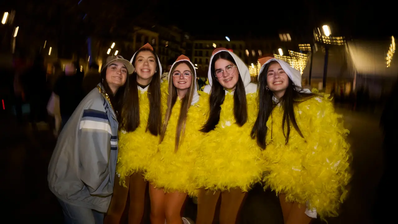 Miles de personas celebran la Nochevieja 2025 en Pamplona disfraz&aacute;ndose y animando las calles. PABLO LASAOSA