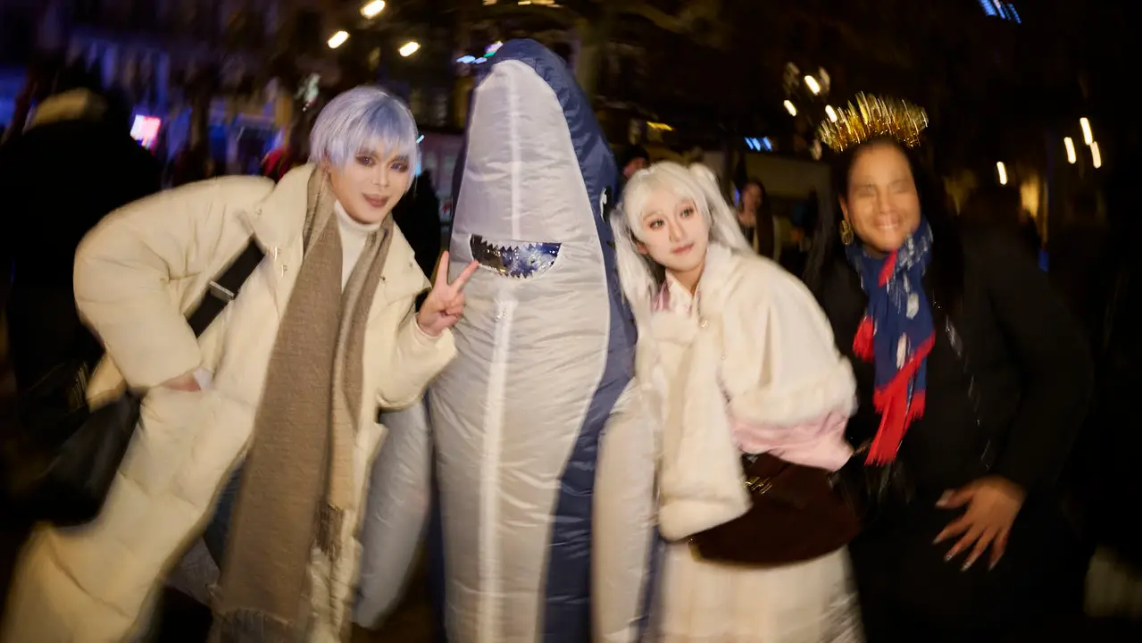 Miles de personas celebran la Nochevieja 2025 en Pamplona disfraz&aacute;ndose y animando las calles. PABLO LASAOSA