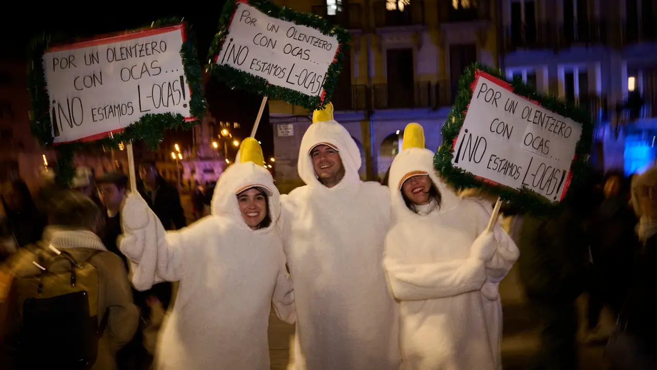 Miles de personas celebran la Nochevieja 2025 en Pamplona disfraz&aacute;ndose y animando las calles. PABLO LASAOSA