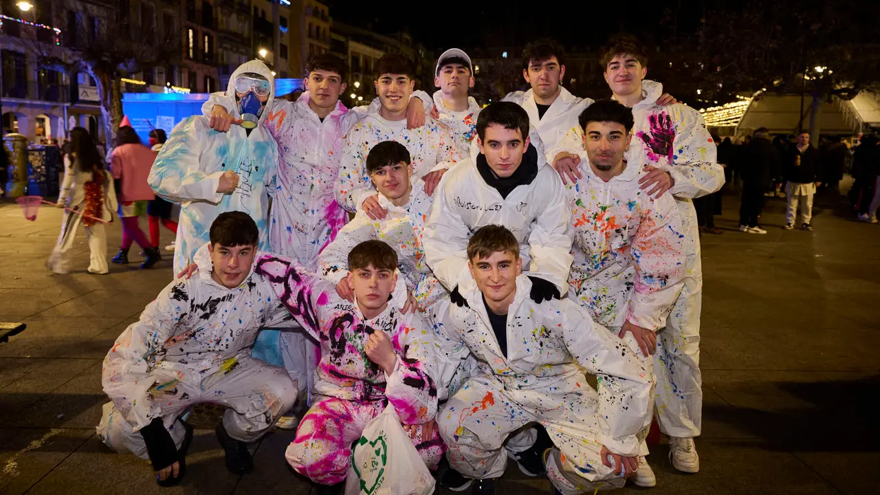 Miles de personas celebran la Nochevieja 2025 en Pamplona disfraz&aacute;ndose y animando las calles. PABLO LASAOSA