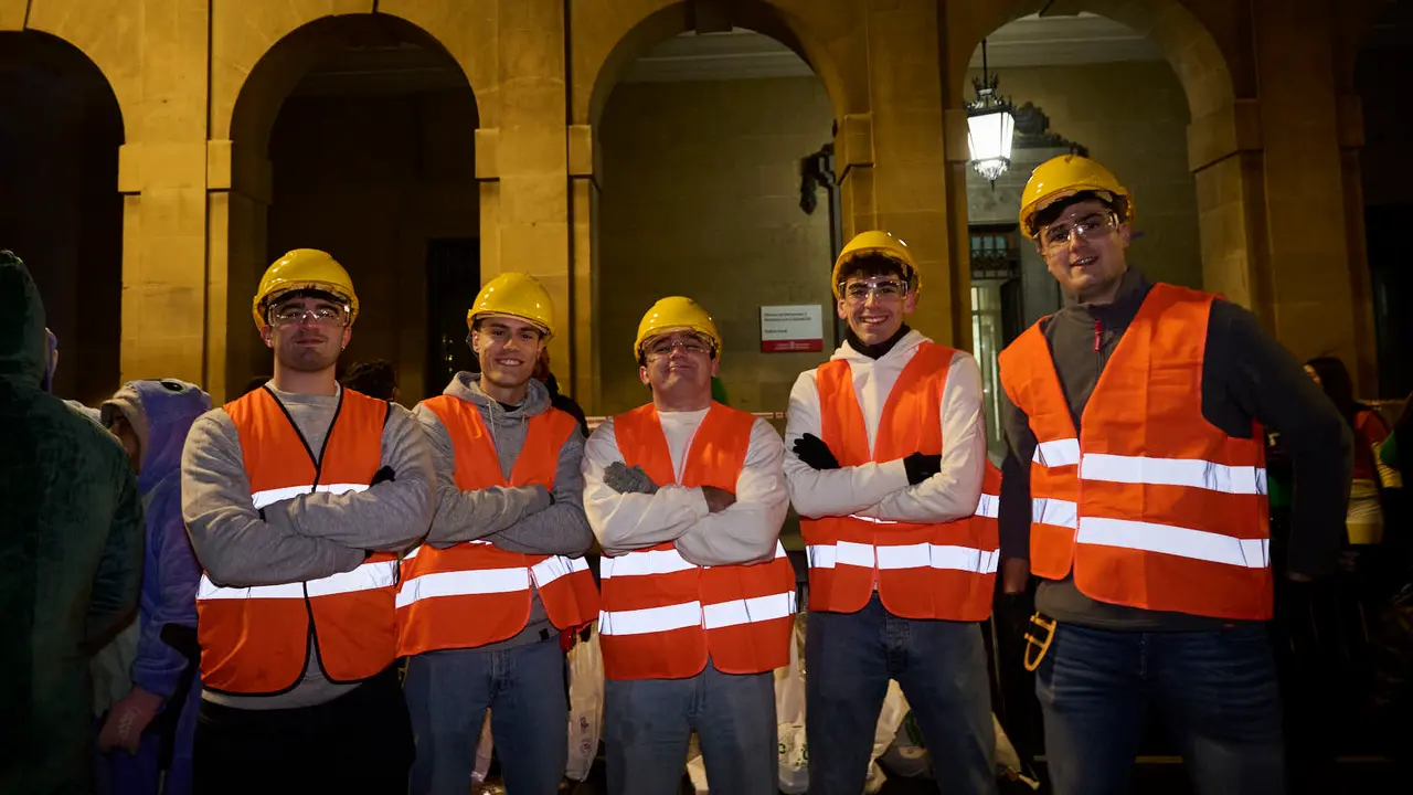 Miles de personas celebran la Nochevieja 2025 en Pamplona disfraz&aacute;ndose y animando las calles. PABLO LASAOSA