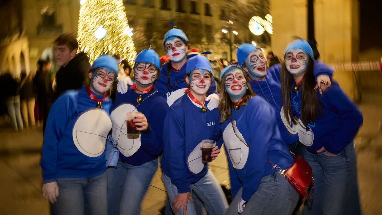 Miles de personas celebran la Nochevieja 2025 en Pamplona disfraz&aacute;ndose y animando las calles. PABLO LASAOSA