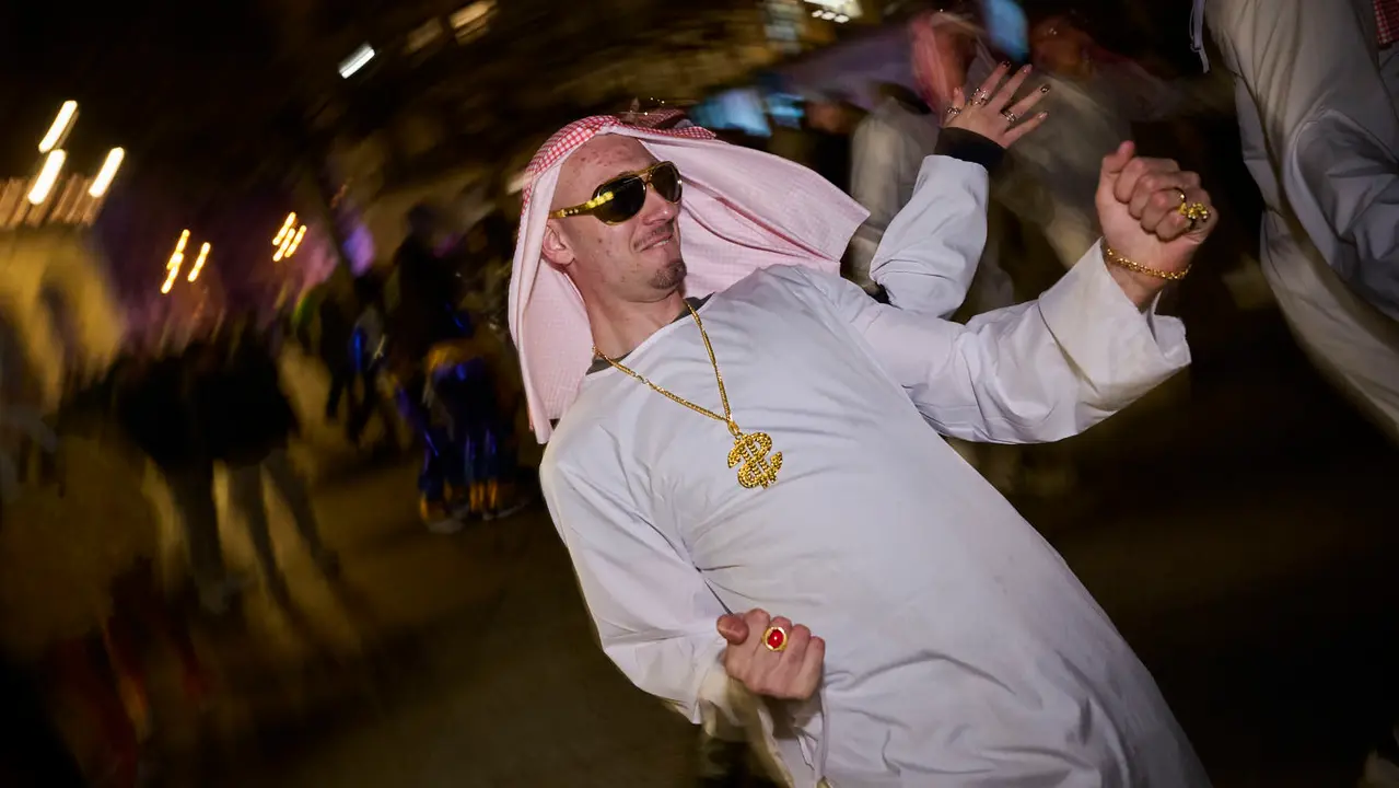 Miles de personas celebran la Nochevieja 2025 en Pamplona disfraz&aacute;ndose y animando las calles. PABLO LASAOSA