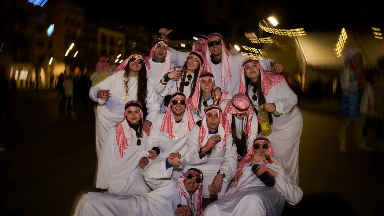 Miles de personas celebran la Nochevieja 2025 en Pamplona disfraz&aacute;ndose y animando las calles. PABLO LASAOSA