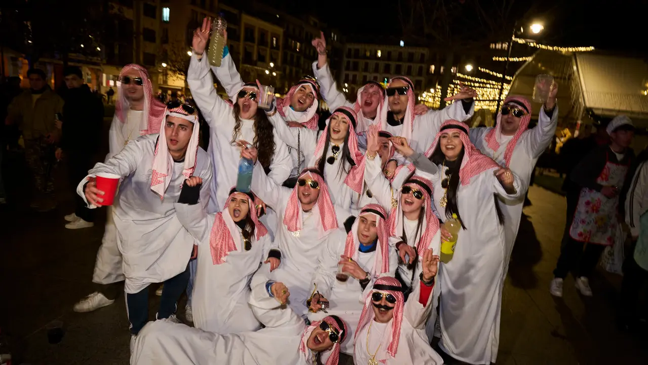 Miles de personas celebran la Nochevieja 2025 en Pamplona disfraz&aacute;ndose y animando las calles. PABLO LASAOSA