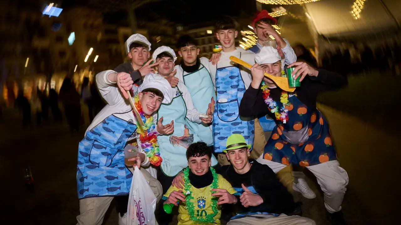 Miles de personas celebran la Nochevieja 2025 en Pamplona disfraz&aacute;ndose y animando las calles. PABLO LASAOSA