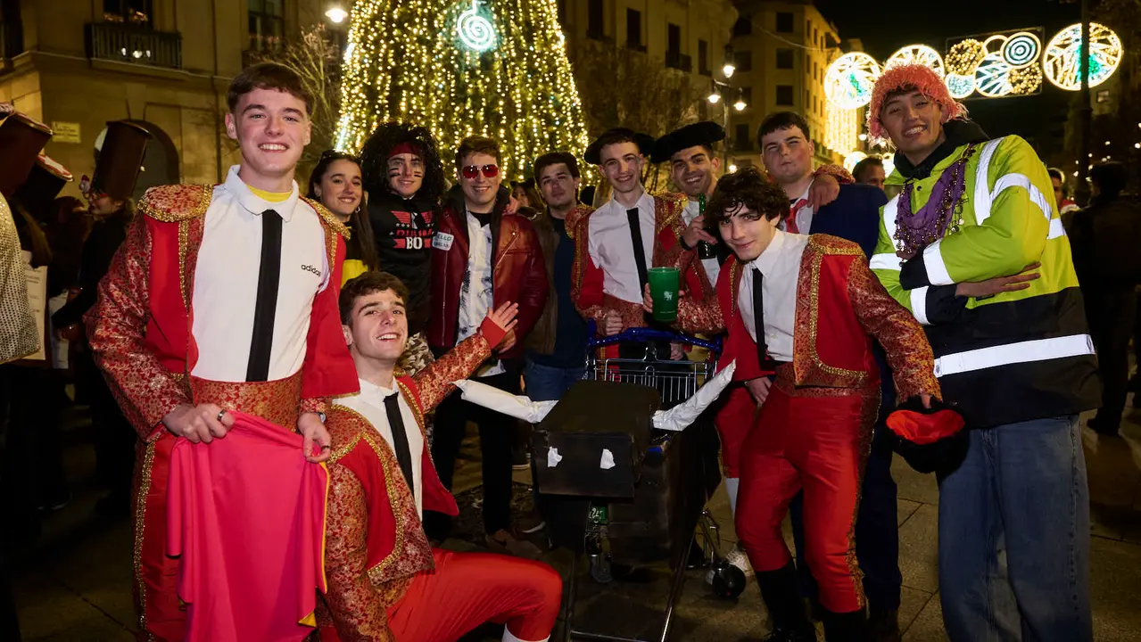 Miles de personas celebran la Nochevieja 2025 en Pamplona disfraz&aacute;ndose y animando las calles. PABLO LASAOSA