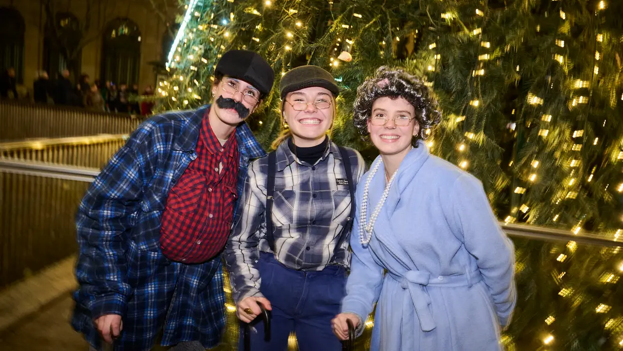 Miles de personas celebran la Nochevieja 2025 en Pamplona disfraz&aacute;ndose y animando las calles. PABLO LASAOSA