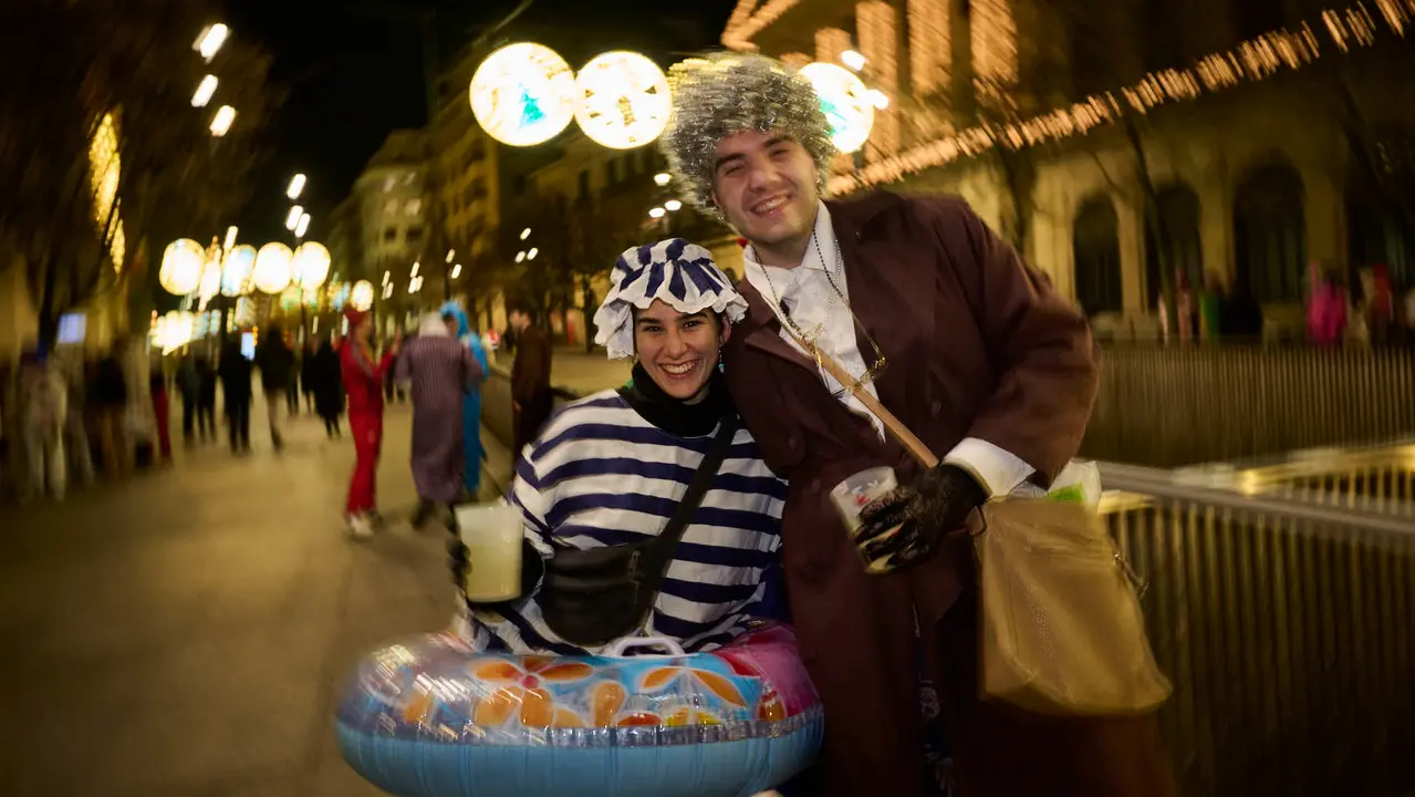 Miles de personas celebran la Nochevieja 2025 en Pamplona disfraz&aacute;ndose y animando las calles. PABLO LASAOSA