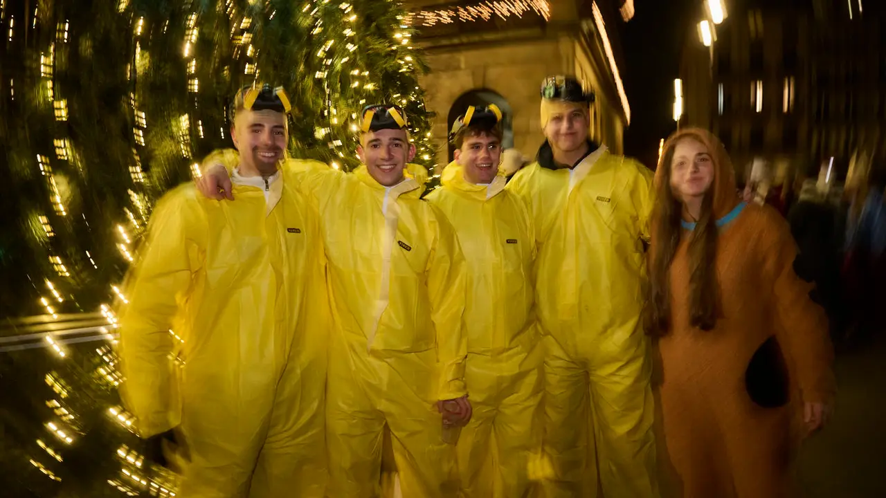 Miles de personas celebran la Nochevieja 2025 en Pamplona disfraz&aacute;ndose y animando las calles. PABLO LASAOSA