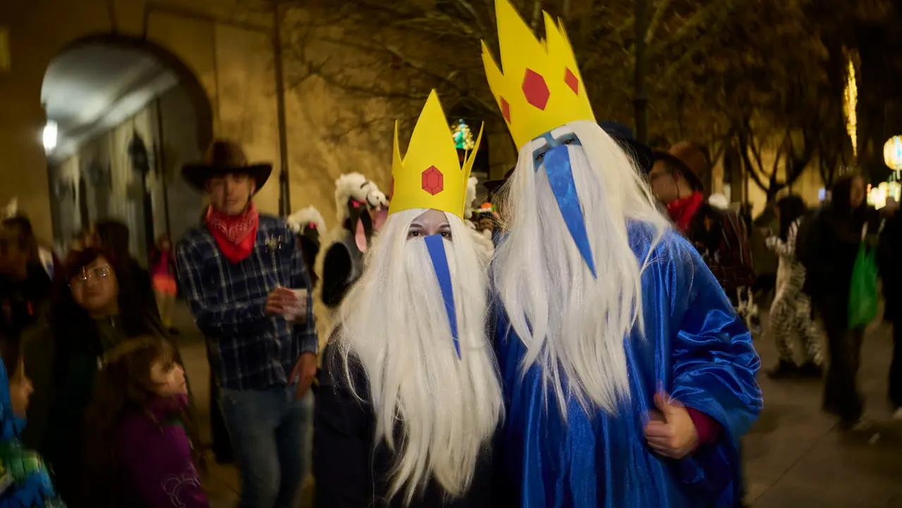 Miles de personas celebran la Nochevieja 2025 en Pamplona disfraz&aacute;ndose y animando las calles. PABLO LASAOSA