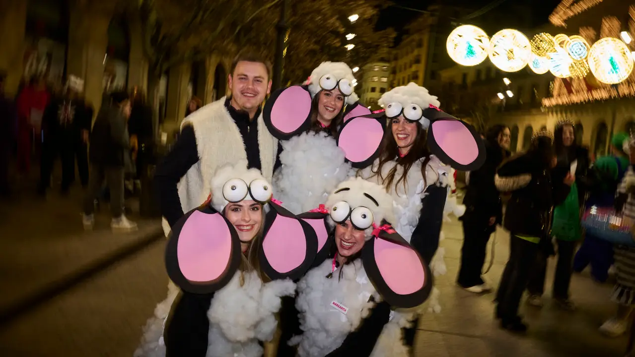 Miles de personas celebran la Nochevieja 2025 en Pamplona disfraz&aacute;ndose y animando las calles. PABLO LASAOSA