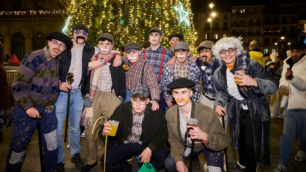 Miles de personas celebran la Nochevieja 2025 en Pamplona disfraz&aacute;ndose y animando las calles. PABLO LASAOSA