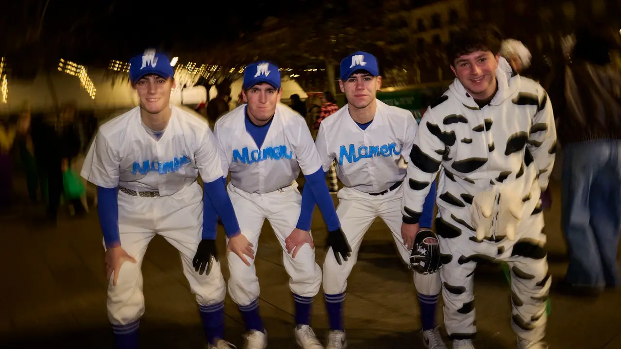 Miles de personas celebran la Nochevieja 2025 en Pamplona disfraz&aacute;ndose y animando las calles. PABLO LASAOSA