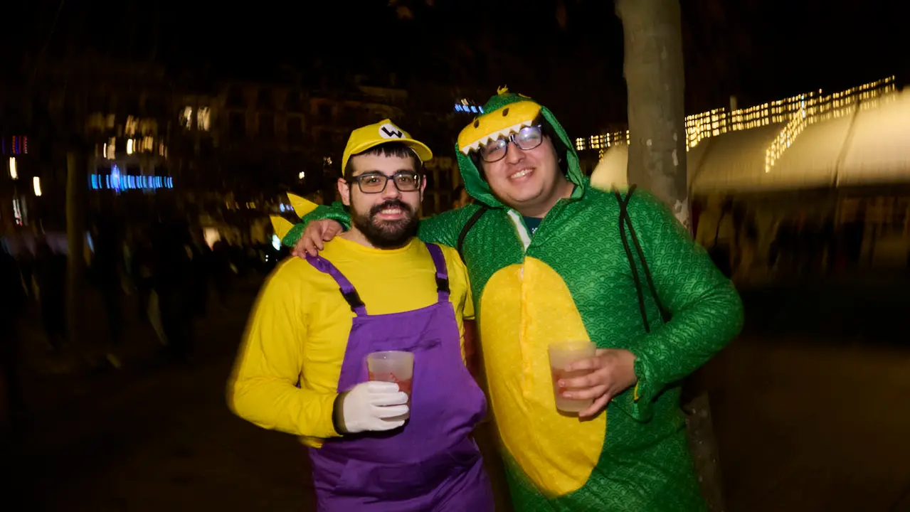 Miles de personas celebran la Nochevieja 2025 en Pamplona disfraz&aacute;ndose y animando las calles. PABLO LASAOSA
