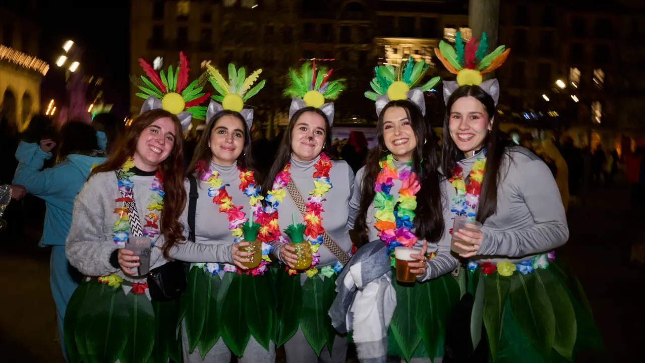 Miles de personas celebran la Nochevieja 2025 en Pamplona disfraz&aacute;ndose y animando las calles. PABLO LASAOSA