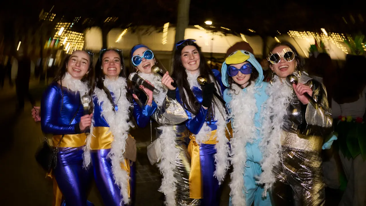 Miles de personas celebran la Nochevieja 2025 en Pamplona disfraz&aacute;ndose y animando las calles. PABLO LASAOSA