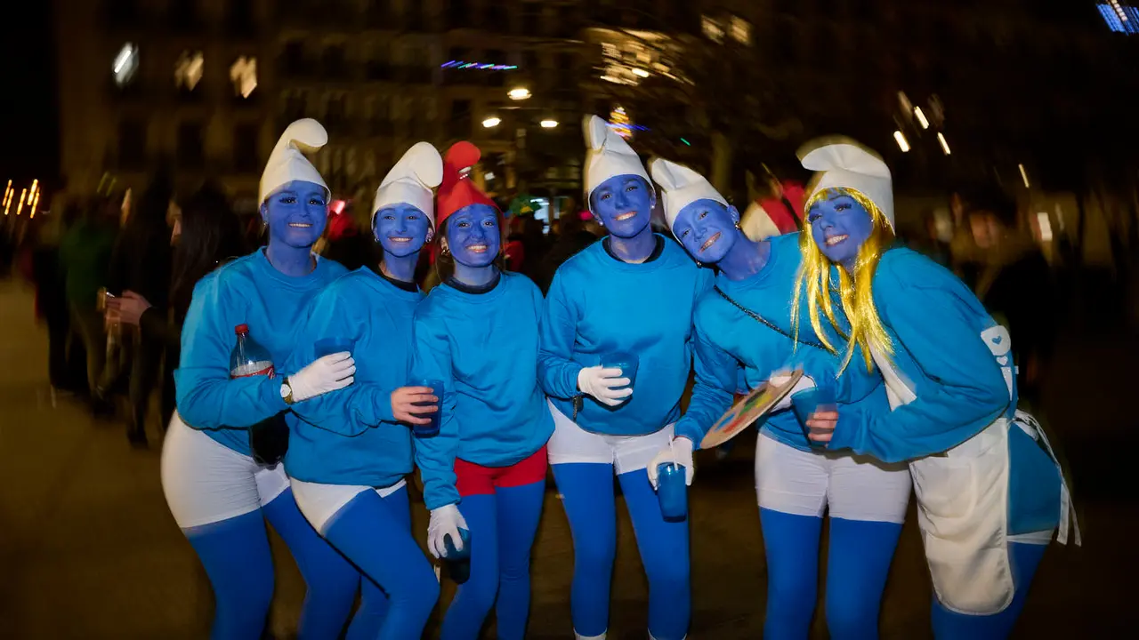 Miles de personas celebran la Nochevieja 2025 en Pamplona disfraz&aacute;ndose y animando las calles. PABLO LASAOSA