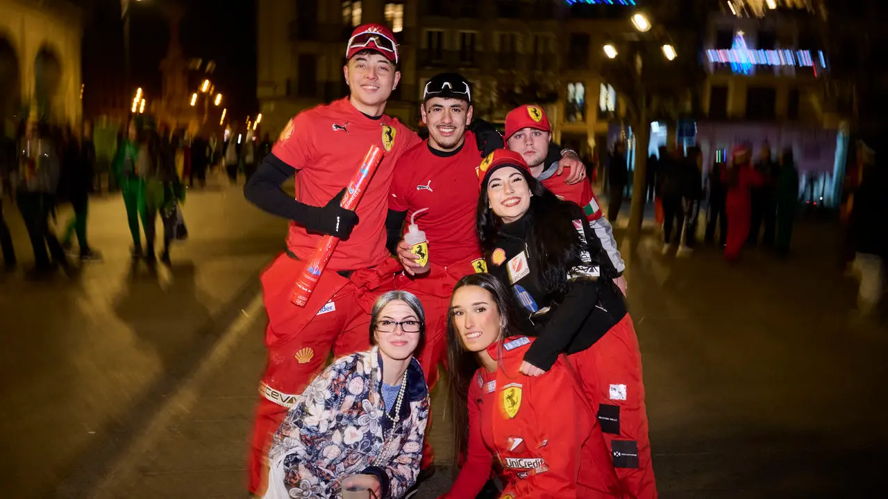 Miles de personas celebran la Nochevieja 2025 en Pamplona disfraz&aacute;ndose y animando las calles. PABLO LASAOSA