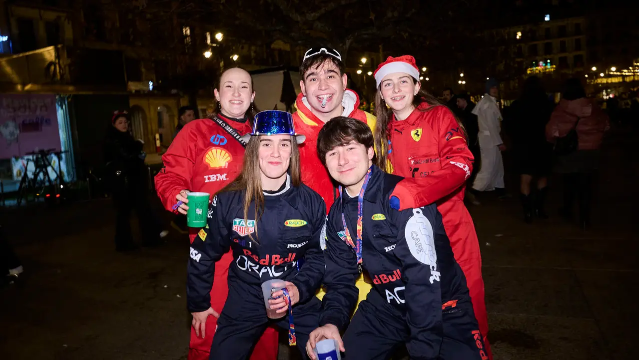 Miles de personas celebran la Nochevieja 2025 en Pamplona disfraz&aacute;ndose y animando las calles. PABLO LASAOSA