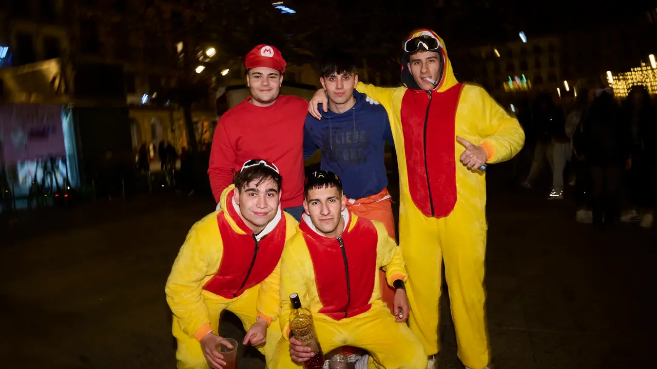 Miles de personas celebran la Nochevieja 2025 en Pamplona disfraz&aacute;ndose y animando las calles. PABLO LASAOSA