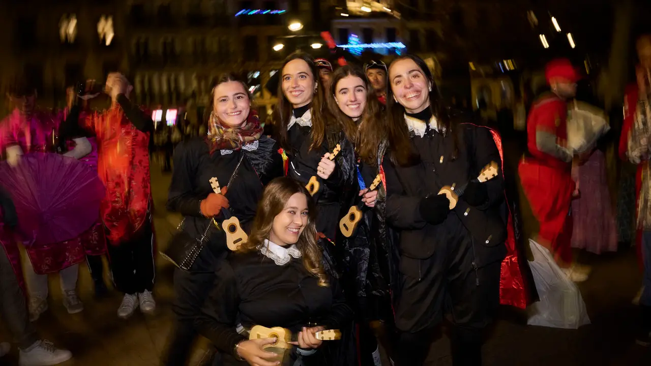 Miles de personas celebran la Nochevieja 2025 en Pamplona disfraz&aacute;ndose y animando las calles. PABLO LASAOSA