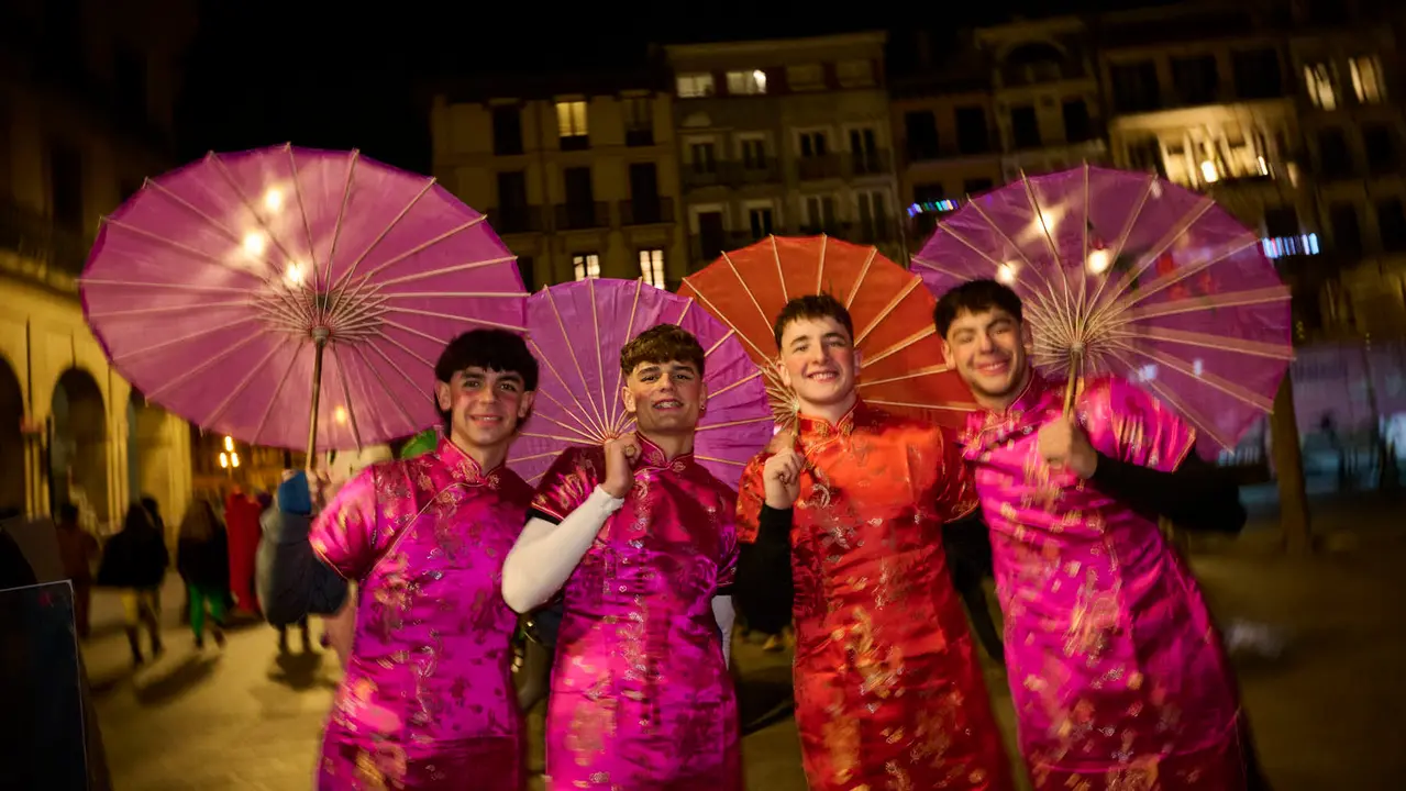 Miles de personas celebran la Nochevieja 2025 en Pamplona disfraz&aacute;ndose y animando las calles. PABLO LASAOSA