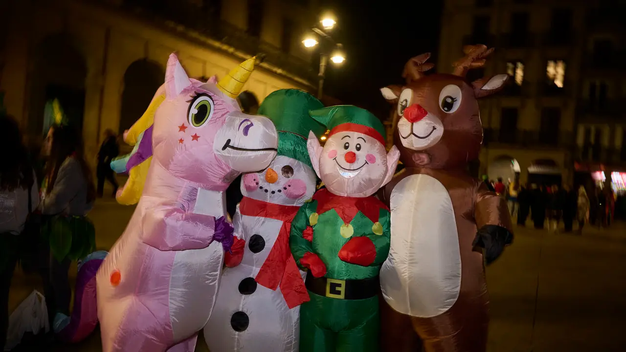 Miles de personas celebran la Nochevieja 2025 en Pamplona disfraz&aacute;ndose y animando las calles. PABLO LASAOSA