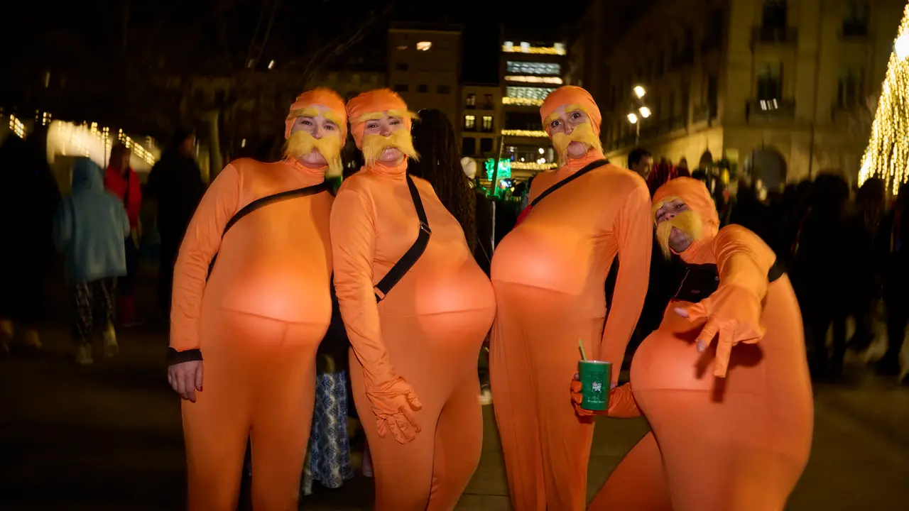 Miles de personas celebran la Nochevieja 2025 en Pamplona disfraz&aacute;ndose y animando las calles. PABLO LASAOSA