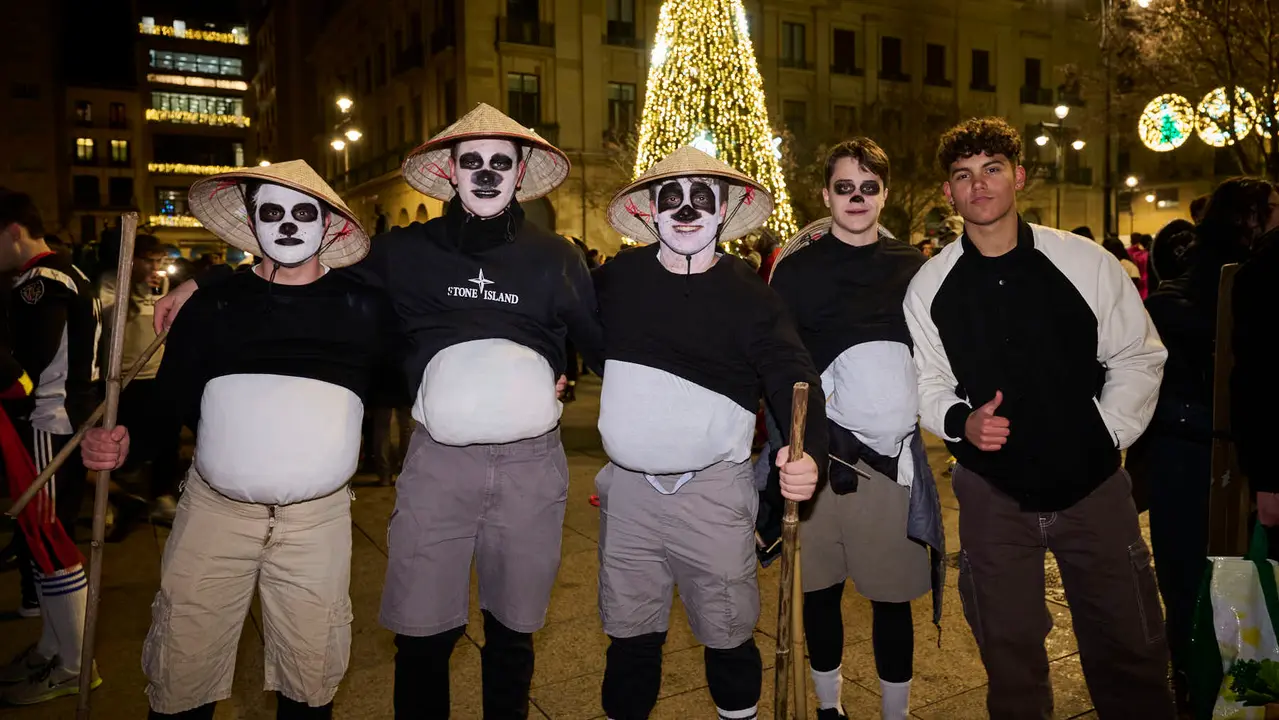 Miles de personas celebran la Nochevieja 2025 en Pamplona disfraz&aacute;ndose y animando las calles. PABLO LASAOSA