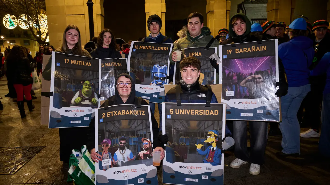 Miles de personas celebran la Nochevieja 2025 en Pamplona disfraz&aacute;ndose y animando las calles. PABLO LASAOSA