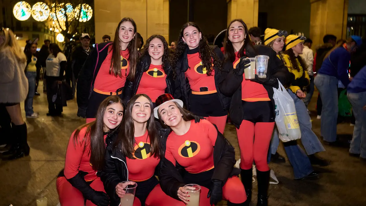Miles de personas celebran la Nochevieja 2025 en Pamplona disfraz&aacute;ndose y animando las calles. PABLO LASAOSA
