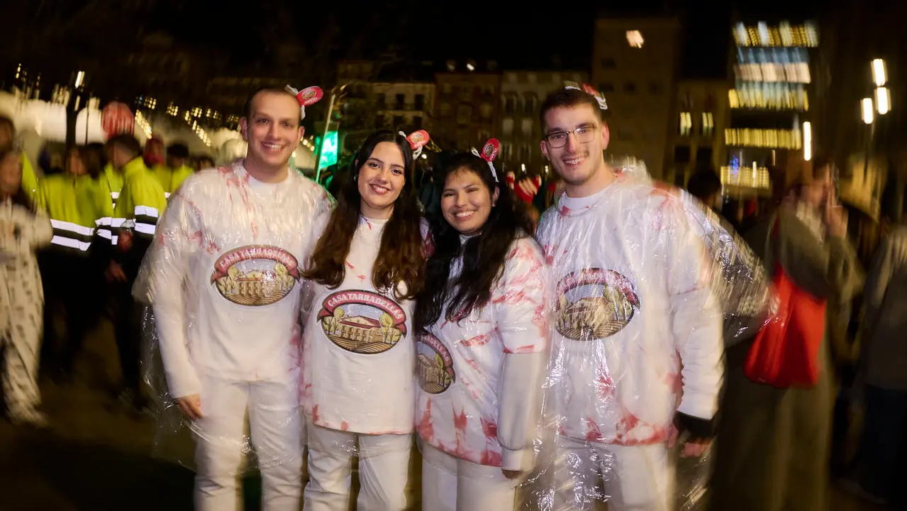 Miles de personas celebran la Nochevieja 2025 en Pamplona disfraz&aacute;ndose y animando las calles. PABLO LASAOSA