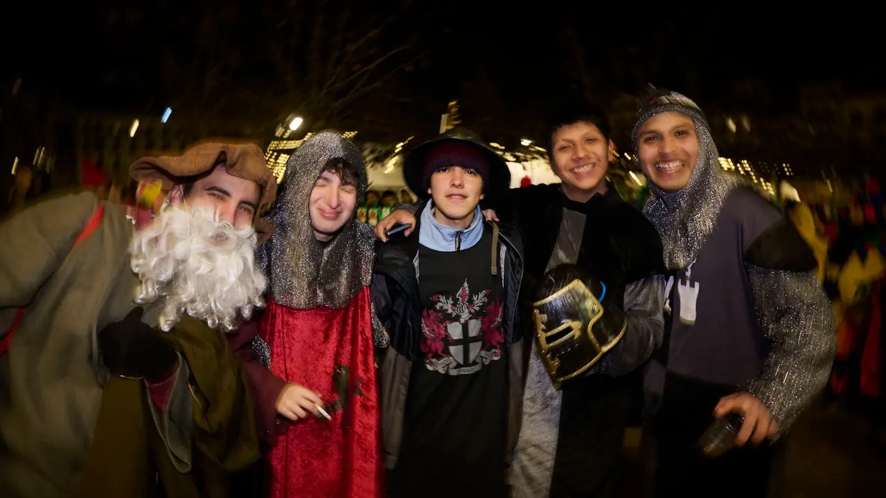 Miles de personas celebran la Nochevieja 2025 en Pamplona disfraz&aacute;ndose y animando las calles. PABLO LASAOSA