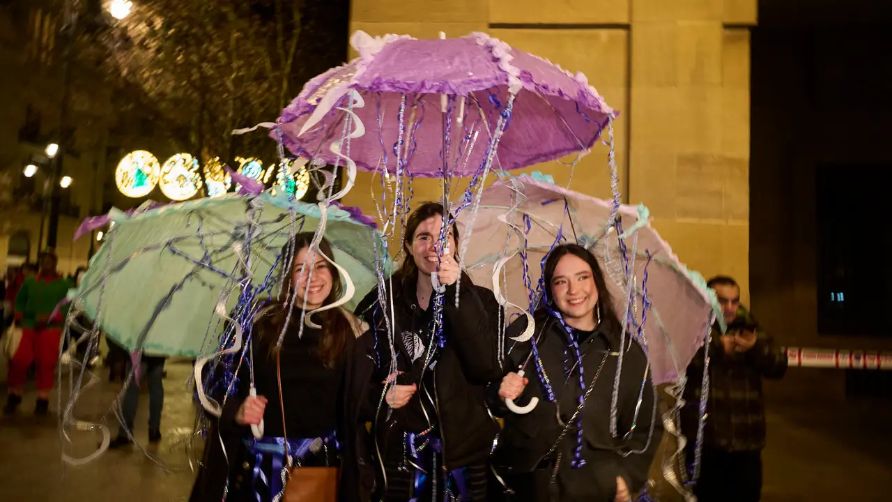 Miles de personas celebran la Nochevieja 2025 en Pamplona disfraz&aacute;ndose y animando las calles. PABLO LASAOSA