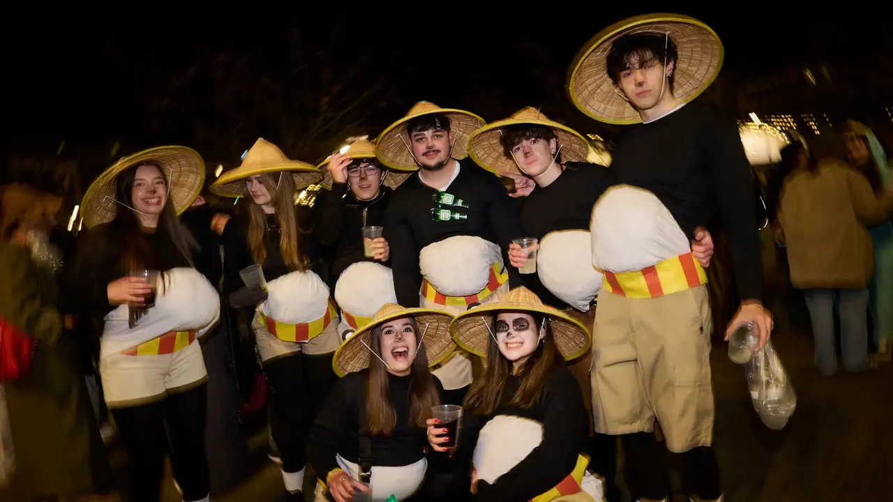 Miles de personas celebran la Nochevieja 2025 en Pamplona disfraz&aacute;ndose y animando las calles. PABLO LASAOSA