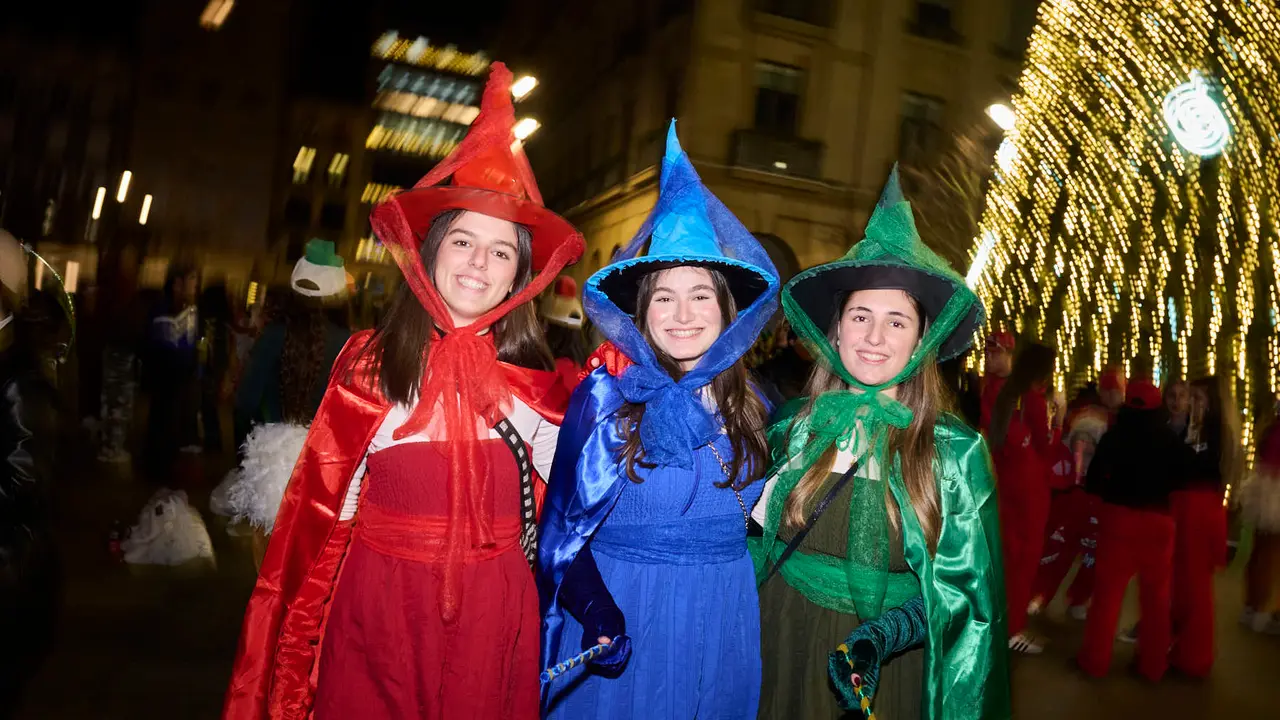 Miles de personas celebran la Nochevieja 2025 en Pamplona disfraz&aacute;ndose y animando las calles. PABLO LASAOSA