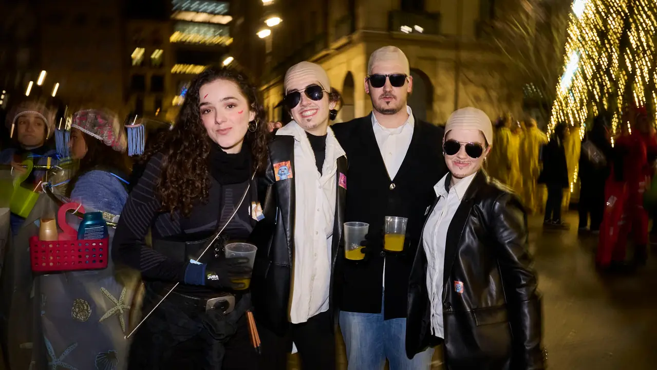 Miles de personas celebran la Nochevieja 2025 en Pamplona disfraz&aacute;ndose y animando las calles. PABLO LASAOSA