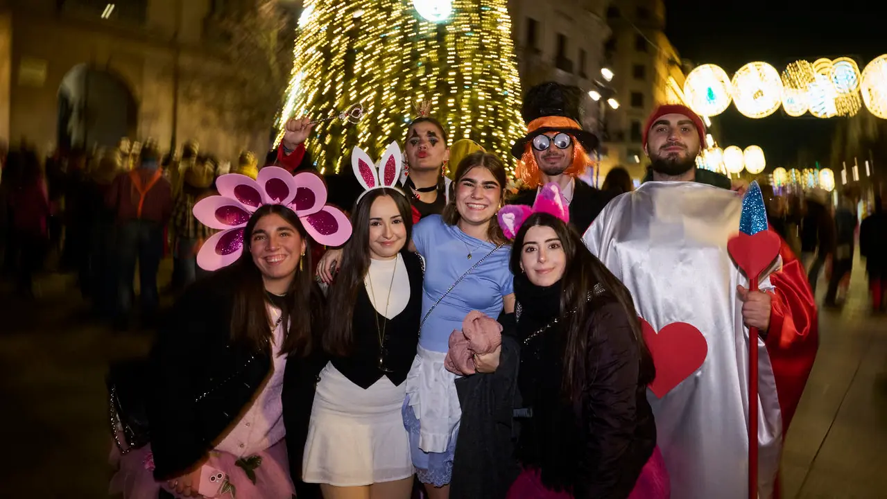 Miles de personas celebran la Nochevieja 2025 en Pamplona disfraz&aacute;ndose y animando las calles. PABLO LASAOSA
