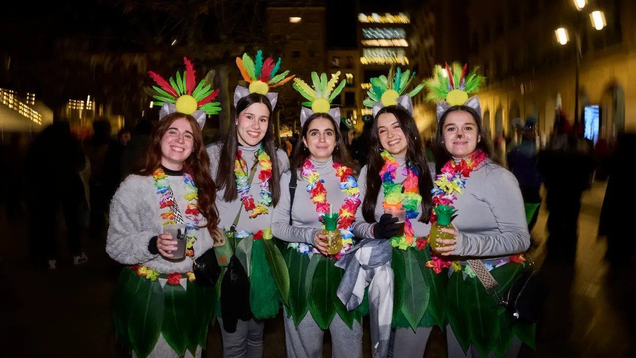 Miles de personas celebran la Nochevieja 2025 en Pamplona disfraz&aacute;ndose y animando las calles. PABLO LASAOSA
