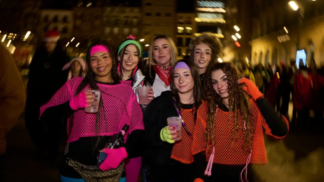 Miles de personas celebran la Nochevieja 2025 en Pamplona disfraz&aacute;ndose y animando las calles. PABLO LASAOSA