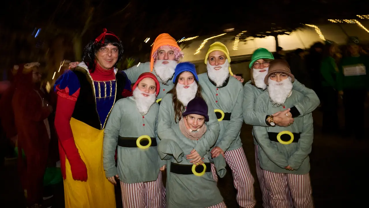 Miles de personas celebran la Nochevieja 2025 en Pamplona disfraz&aacute;ndose y animando las calles. PABLO LASAOSA