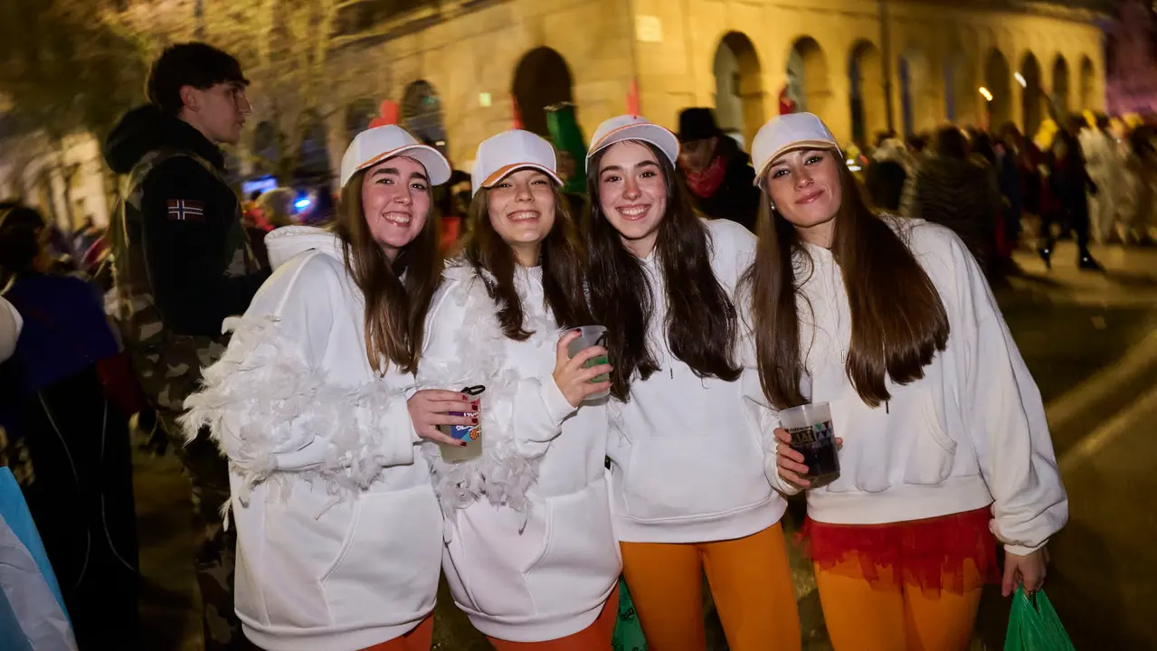 Miles de personas celebran la Nochevieja 2025 en Pamplona disfraz&aacute;ndose y animando las calles. PABLO LASAOSA